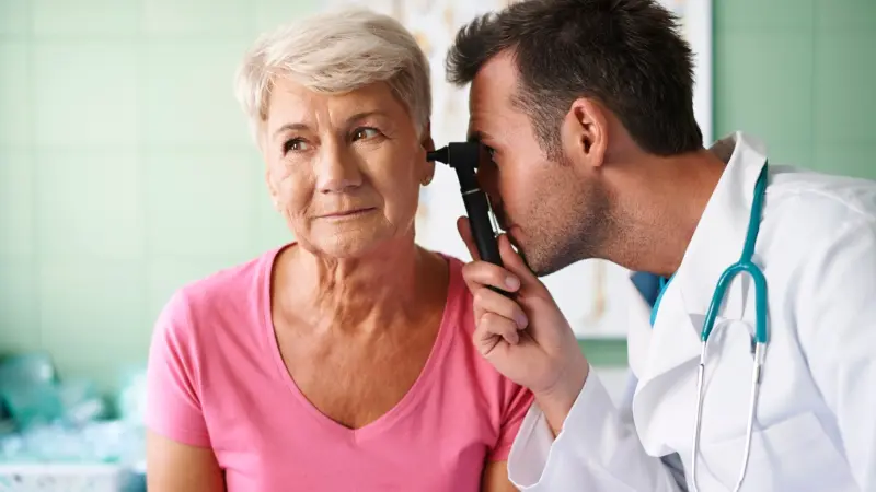 علاج أوجاع الركبة يبدأ من الأذن.. كيف ذلك؟