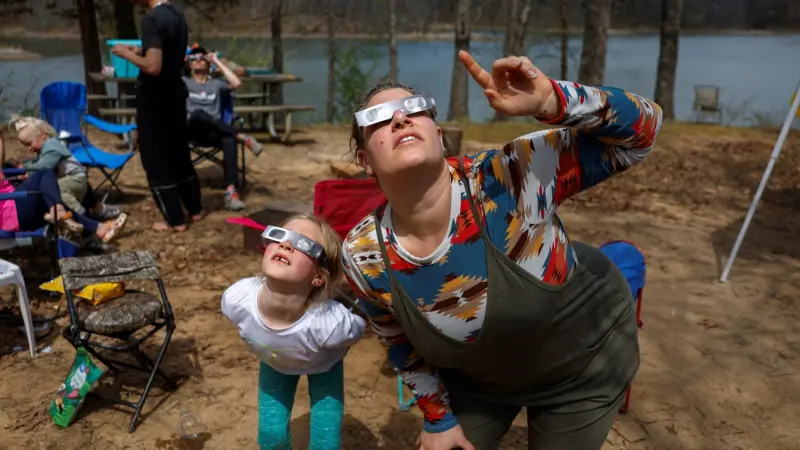 رؤية سوداء.. لن تتوقع مخاطر كسوف الشمس على العين