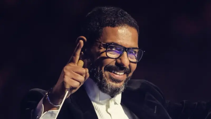 من هو هاني فرحات؟ تعرض للانتقاد بعد تقبيله يد محمد عبده