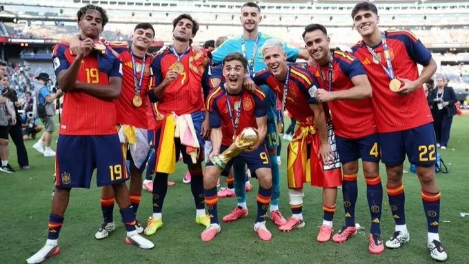 إسبانيا تتصدر ترتيب منتخبات العالم (إكس) إسبانيا تتصدر ترتيب منتخبات العالم (إكس)