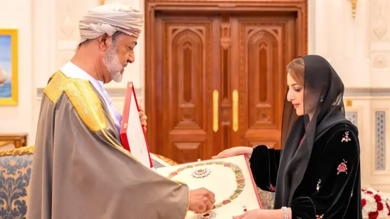 صور - ما هو وسام الشرف الأعظم الذي منحه سلطان عمان للسيدة الجليلة؟