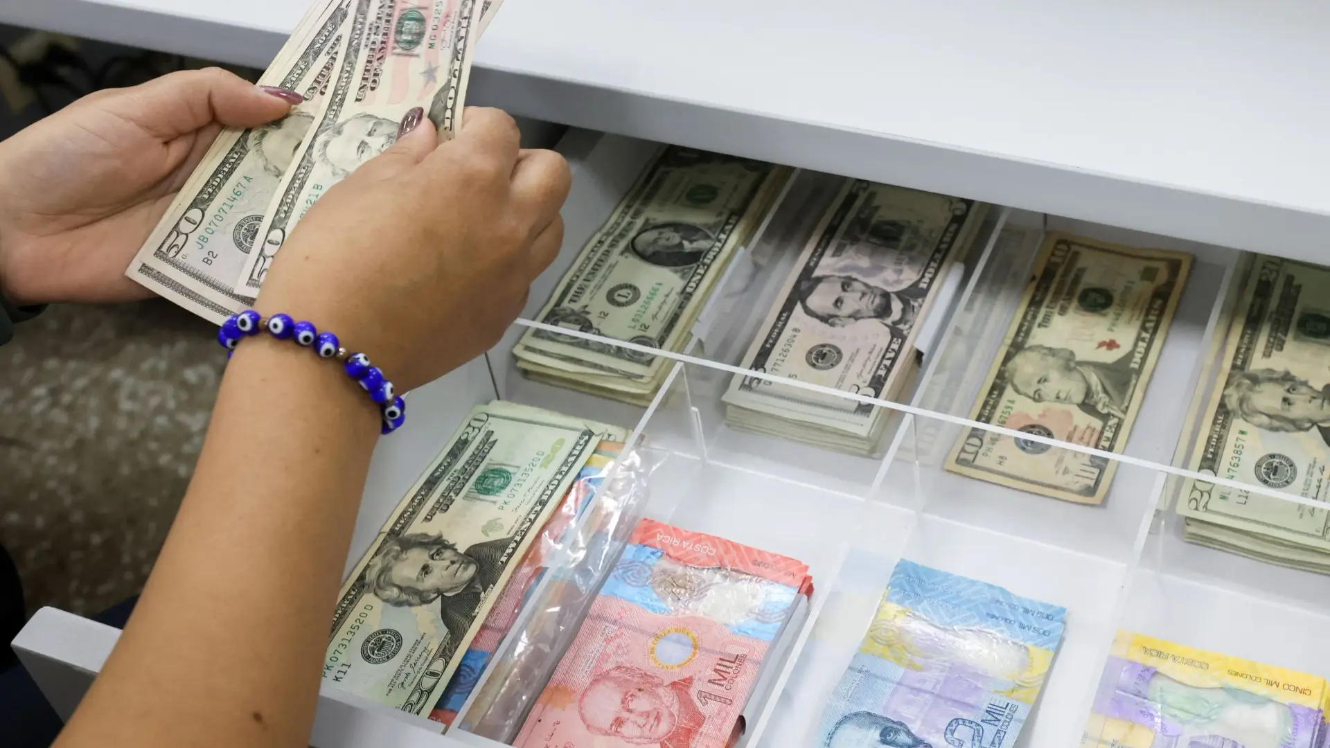 العملات الأجنبية في سوق سوريا الموازي تراقب تطورات حجم الطلب (روييترز) العملات الأجنبية في سوق سوريا الموازي تراقب تطورات حجم الطلب (روييترز)