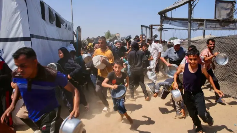 فيديو - بعد انتظار لساعات.. هكذا يستقبل أطفال غزة الطعام