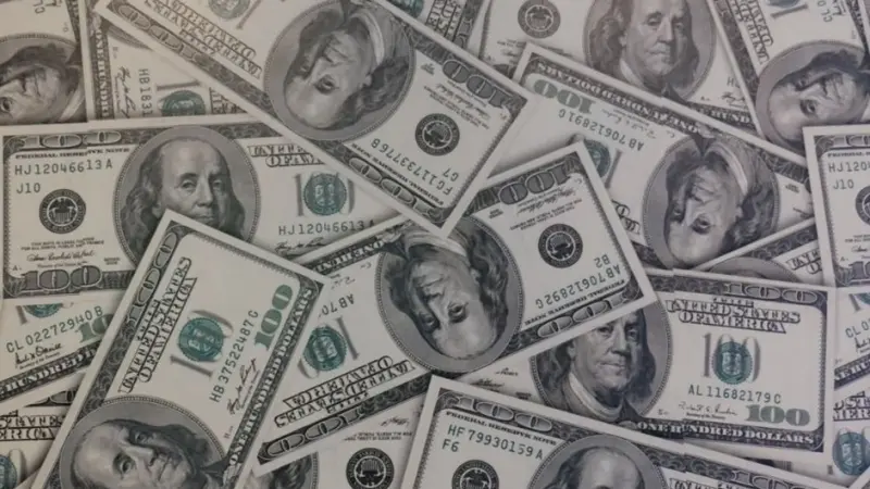 طفلة روسية تلقي 88 ألف دولار من النافذة.. ما مصير تلك الأموال؟