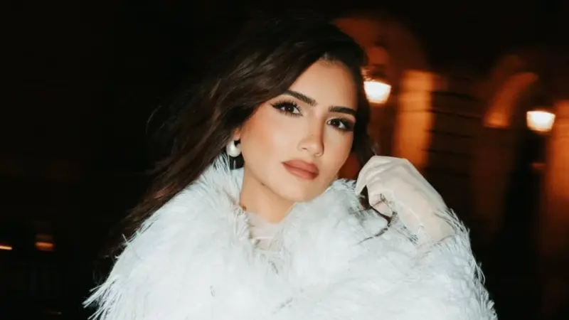 صور - مي عمر تتألق في باريس وتخطف الأنظار بإطلالة أنيقة