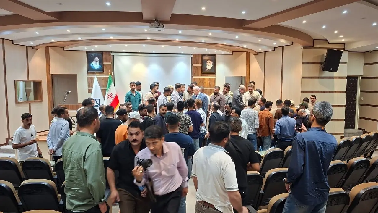 اعتداء جموع من الإيرانيين على طلاب عراقيين في جامعة مدينة سمنان (إكس) اعتداء جموع من الإيرانيين على طلاب عراقيين في جامعة مدينة سمنان (إكس)