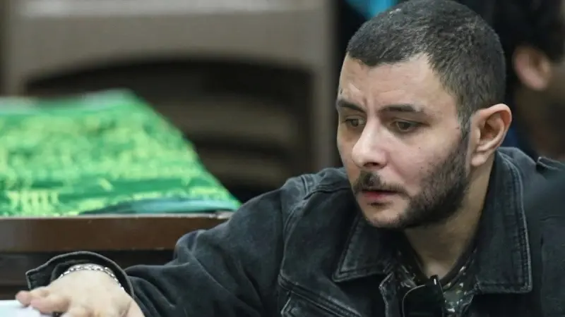 فيديو مؤثر - انهيار عمر الفيشاوي أمام قبر والدته سمية الألفي