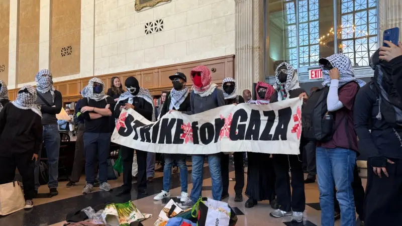 فيديو - بعد هتافات "فلسطين حرة".. شرطة نيويورك تقتحم جامعة كولومبيا