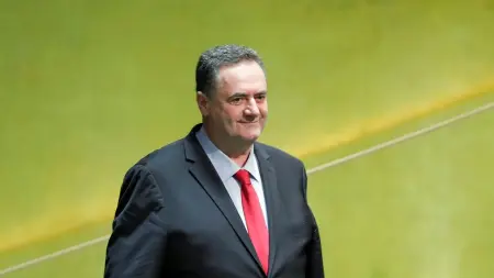 وزير الدفاع الإسرائيلي مهدّدا الحكومة اللبنانية: تحركوا ضد "حزب الله"