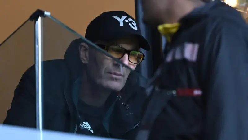 فيديو وصور - زين الدين زيدان يحضر مباراة الجزائر والسودان لدعم نجله لوكا