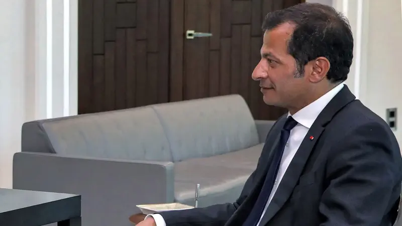 بعد اتهامه باغتصاب موظفتين.. لبنان يستدعي سفيره في باريس