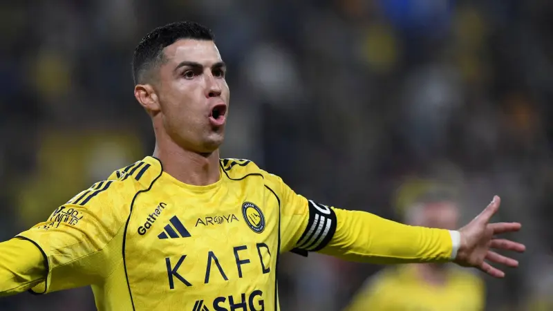 كريستيانو رونالدو يعود إلى مانشستر بعد الاعتزال.. ما القصة؟