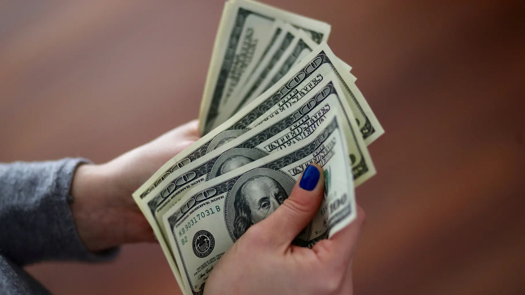 سعر الدولار الأميركي في سوريا اليوم نحو 138.75 ليرة (رويترز) سعر الدولار الأميركي في سوريا اليوم نحو 138.75 ليرة (رويترز)