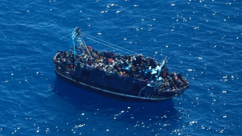 تسربت المياه إليه.. فقدان قارب يقل 400 مهاجر بين ليبيا ومالطا