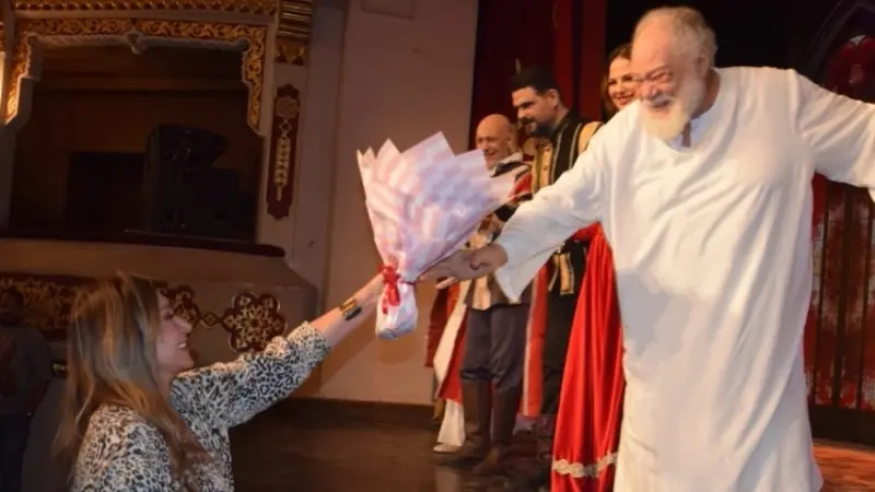 ليلى علوي تقبل يد يحيى الفخراني وتهديه باقة ورد.. ما السبب؟