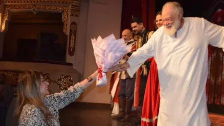 ليلى علوي تقبل يد يحيى الفخراني وتهديه باقة ورد.. ما السبب؟