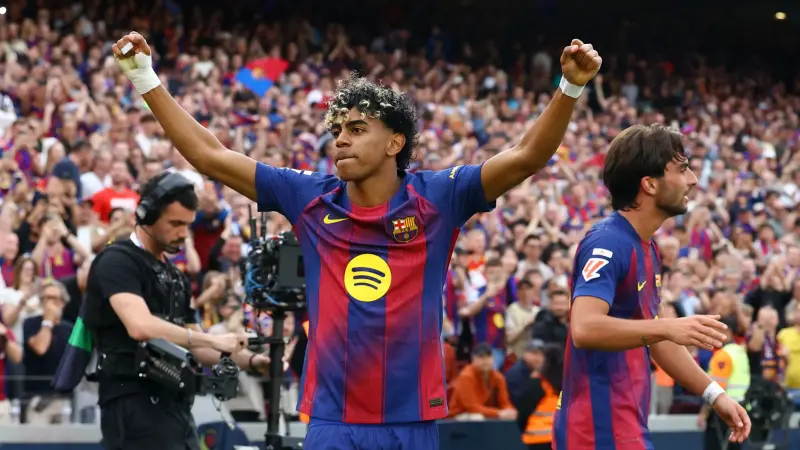 الدوري الإسباني - برشلونة يكتسح إسبانيول ويقترب من حسم الليغا