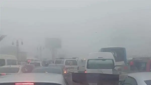 غلق الطريق الصحراوي بسبب الشبورة الكثيفة بمصر.. وخبراء يحذرون