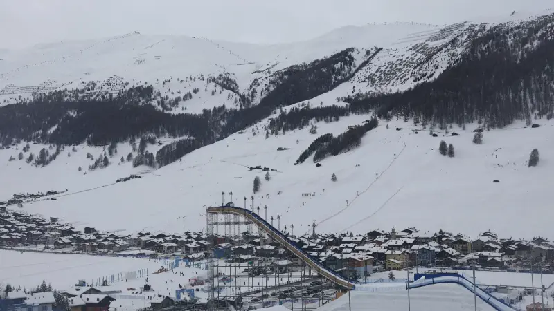 جبال شاهقة دون منافسات تزلج حقيقية في وسط آسيا