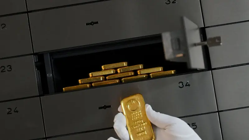 لماذا ارتفاع الذهب بمستهل تعاملات الأسبوع؟.. "الأخضر" هو السبب