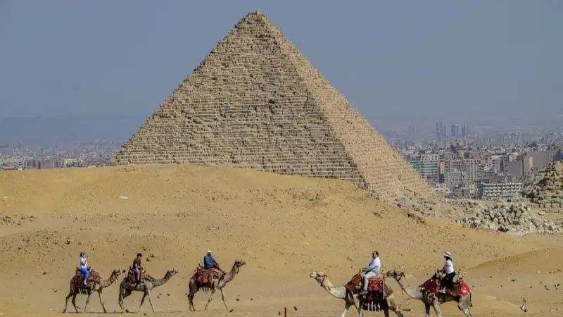 خبير آثار يرد على العالم الهولندي: هذه دلائل بناء المصريين للأهرامات