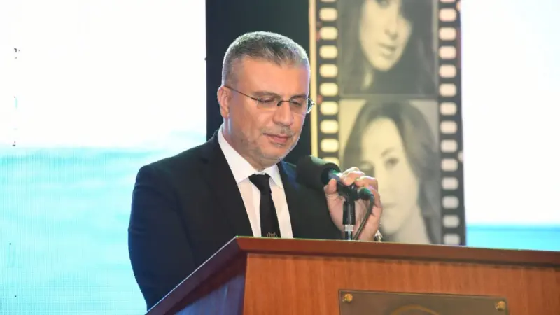 فيديو - سقط من الطابق الثالث.. ماذا حدث للإعلامي عمرو الليثي؟