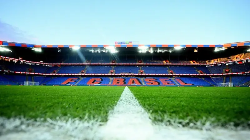 التهم كل شيء.. حريق في ملعب بازل يؤجل مباراة بالدوري السويسري