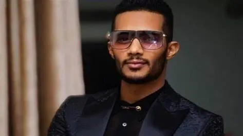 فيديو - من جديد.. محمد رمضان يوّزع "رُزم" أموال في الشوارع