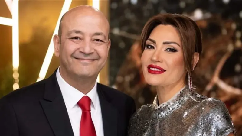 فيديو رومانسي - دينا طلعت تغني لعمرو أديب أمام الأهرامات