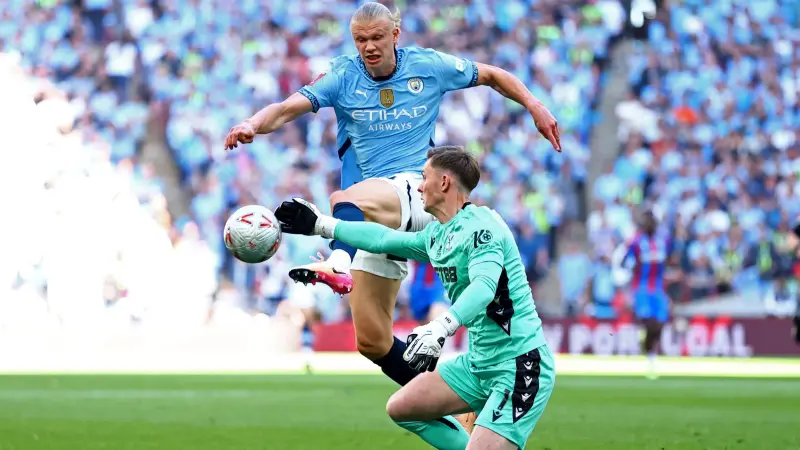 حالة جدلية.. لماذا لم يتم طرد حارس كريستال بالاس في مباراة مانشستر سيتي؟