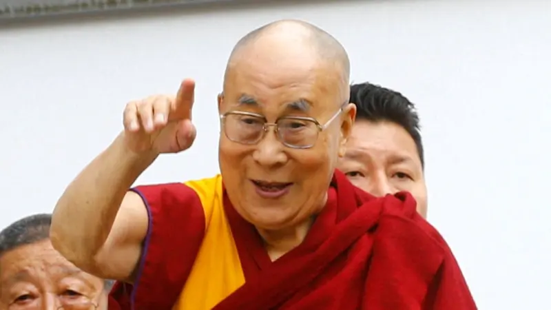 الدالاي لاما يعتذر لصبي وعائلته.. ماذا فعل؟