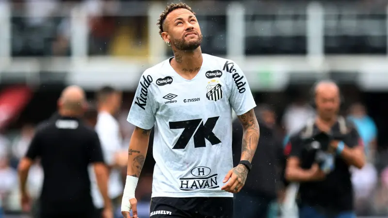 الغموض يحيط بمستقبل نيمار مع سانتوس