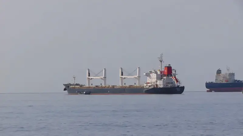 "أمبري": سفينة شحن تتعرض لهجوم في خليج عدن