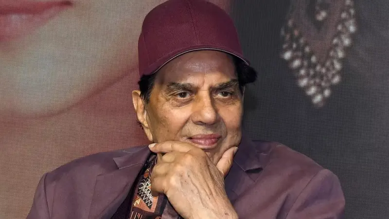 ما سبب وفاة دارمندرا ديول؟ نجوم بوليوود يودعون أسطورة السينما الهندية