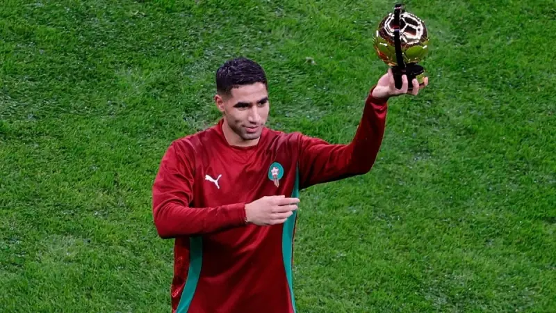 فيديو - أشرف حكيمي يستعرض جائزة أفضل لاعب في إفريقيا مباراة المغرب وجزر القمر