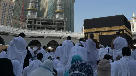 فيديو - "عمرة البدل".. مصري يروّج لأداء العمرة بالإنابة والأزهر يحذّر