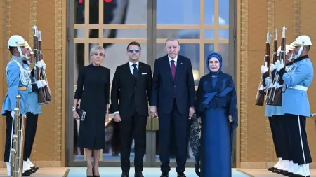 فيديو - سيدة تركيا الأولى تضع  الرئيس الفرنسي في موقف محرج