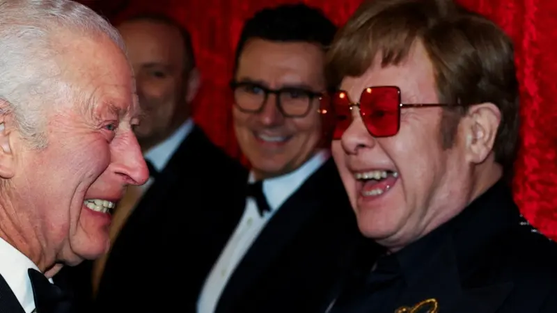 فيديو - "لا أستطيع المشاهدة".. إلتون جون يكشف عن فقدانه البصر