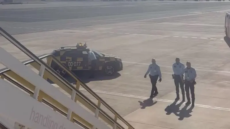 هبوط اضطراري لطائرة بريطانية.. والسبب غريب