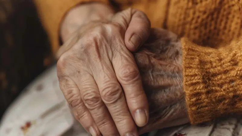 "الخلايا الزومبي" في الجلد مسؤولة عن شيخوخة الدماغ؟