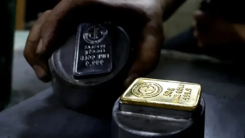 الذهب يخسر أكثر من 2% أسبوعيًا رغم ارتفاعه اليوم