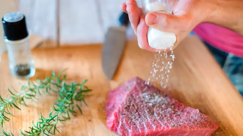 هل يمكن للأطعمة المالحة أن تساهم في زيادة معدلات الاكتئاب؟