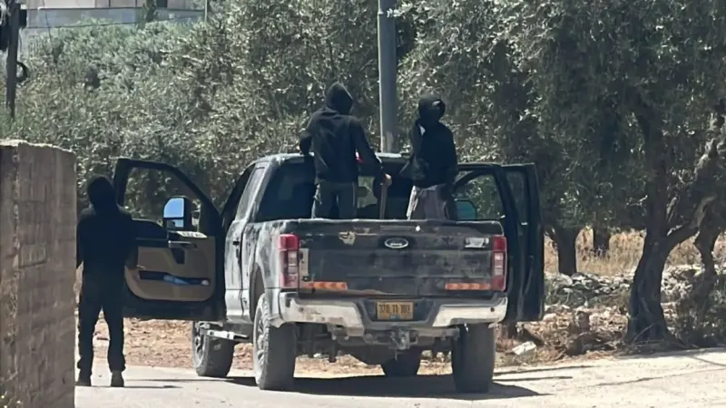 فيديو يوثق اعتداء جندي إسرائيلي ومستوطنين على فلسطينيين في الضفة