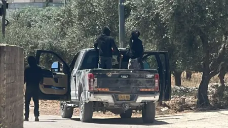 related_news_inside_blogsفيديو يوثق اعتداء جندي إسرائيلي ومستوطنين على فلسطينيين في الضفة