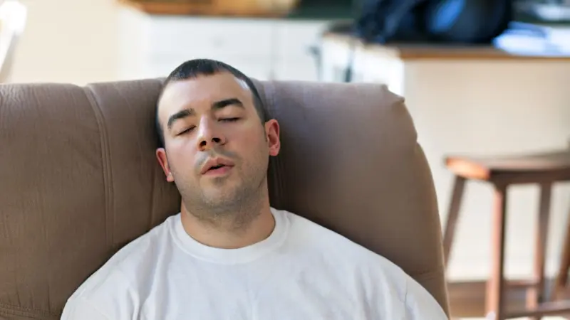 هل الكلام أثناء النوم أمر خطير؟