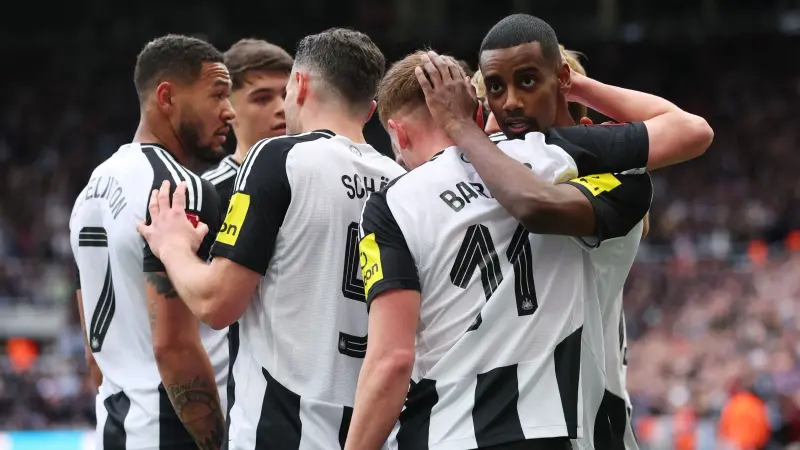 إيقاف وإصابة.. ضربتان قويتان في صفوف نيوكاسل قبل مواجهة ليفربول بنهائي كأس الرابطة