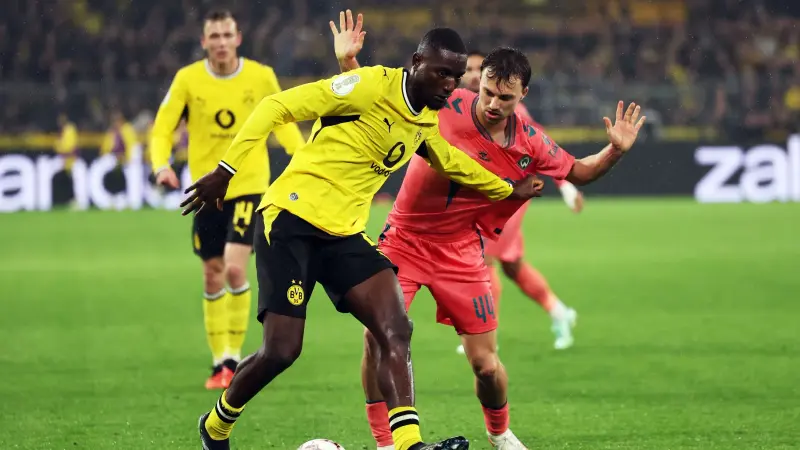 كأس ألمانيا - سابيتزر ينقذ دورتموند في الوقت القاتل.. ولايبزيغ يعبر بـ10 لاعبين