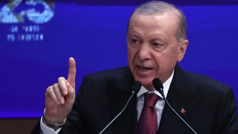 فيضانات وأزمة استثمارية وجدال الحجاب.. أسبوع عاصف يربك إردوغان