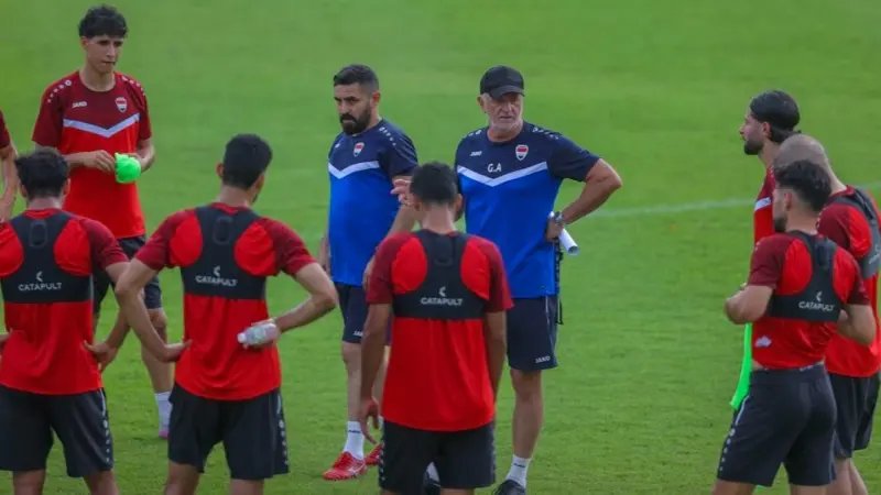 القنوات الناقلة لمباراة منتخب العراق اليوم ضد هونغ كونغ في كأس ملك تايلاند 2025 مع الموعد