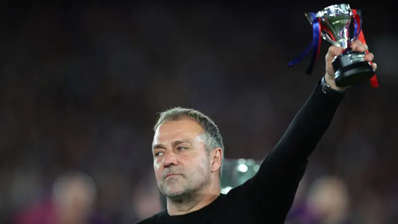 رسميا.. هانزي فليك يوقع عقد البقاء في برشلونة حتى 2028